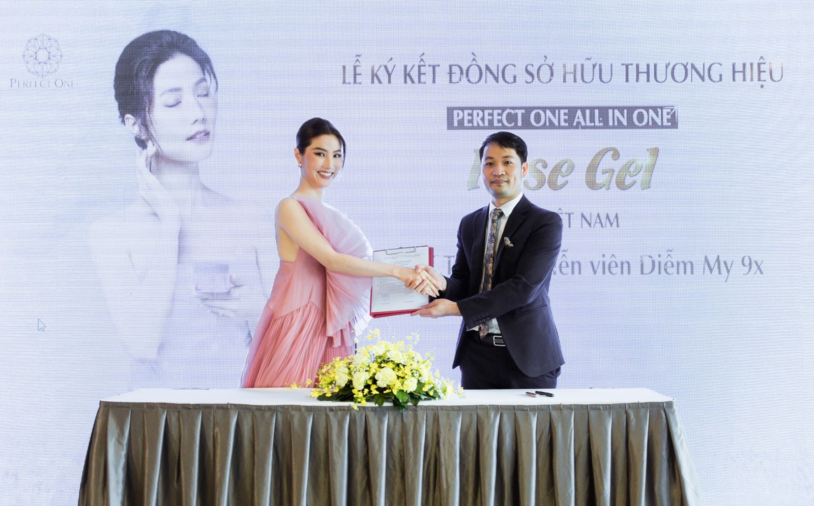 Diễm My 9X mở rộng hợp tác kinh doanh, đồng sở hữu thương hiệu PERFECT ONE Rose Gel của Nhật Bản tại Việt Nam